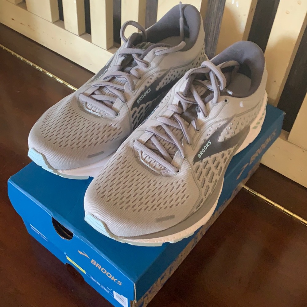Brooks Adrenaline GTS 21 women’s sneakers